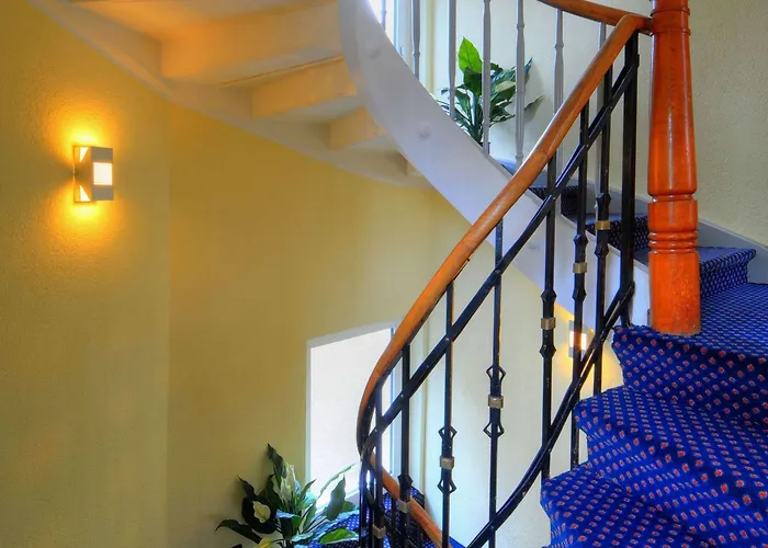 Le Petit Charme-inn Hotell 2*